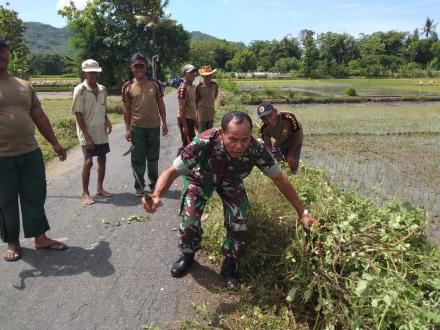 Pembersihan bahu jalan oleh Linmas